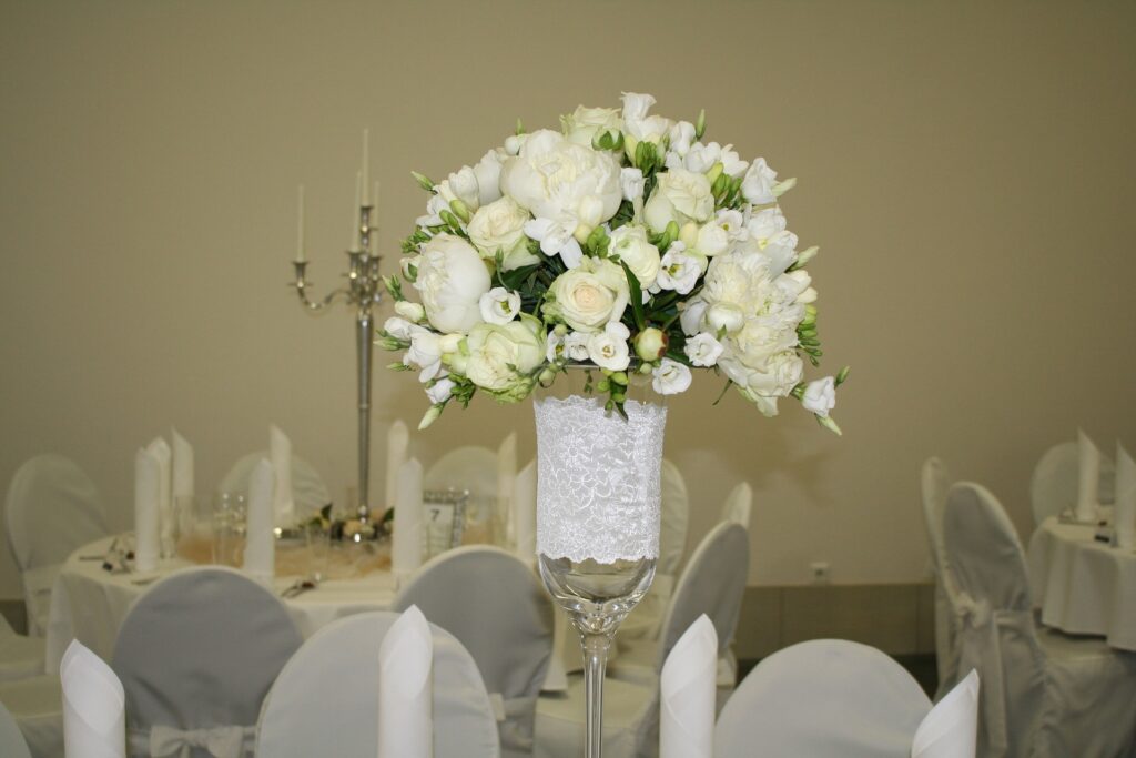 Bolo com decoração floral delicada e fita para casamento de primavera ou  verão