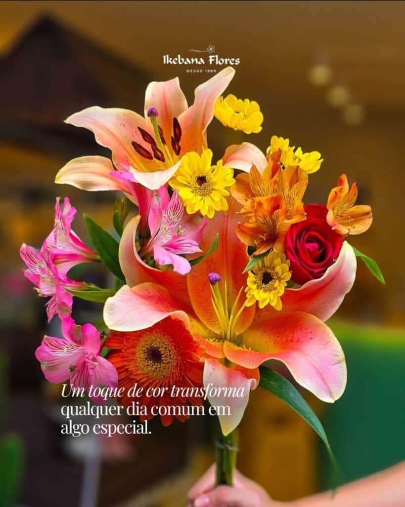 Arranjo de flores mistas coloridas com lírios, rosas e astromélias, ideal para presentear em ocasiões especiais