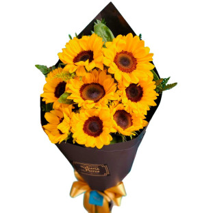 buquê de flores com oito girassóis na embalagem exclusiva do papel black da Ikebana Flores