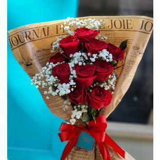 buquê com 10 rosas vermelhas embalado em jornal