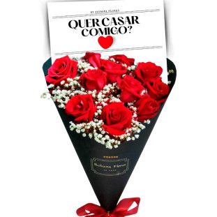 Buquê de 12 rosas vermelhas com proposta de casamento em papel preto, com laço vermelho