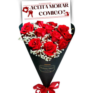 Buquê de 12 rosas vermelhas com mensagem 'Aceita Morar Comigo?' em papel preto e laço vermelho