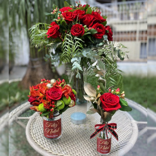 decoração de Natal com flores vermelhas em diferentes arranjos