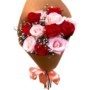 buque de 6 rosas vermelhas e 6 rosas rosadas na embalagem de papel kraft