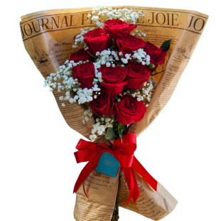 buquê com 10 rosas vermelhas embalado em jornal