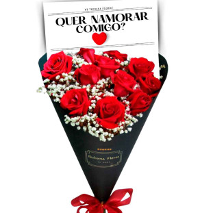 Buquê de 12 rosas vermelhas com mensagem de pedido de namoro em papel preto e laço vermelho