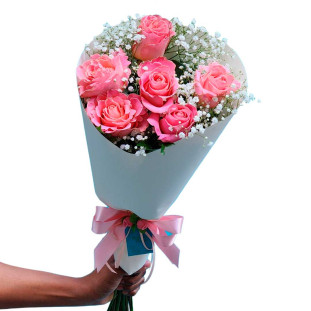 Buquê elegante de seis rosas cor de rosa com gipsonfila, envolto em papel branco com laço rosa, ideal para presentear.