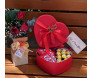 Caixa de chocolate e kit kat com rosas vermelhas