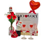 box com arranjo de rosas vermelhas, garrafa de vinho, duas taças e um balão em formato de coração