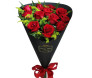buquê de rosas vermelhas com embalagem em papel preto