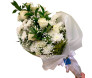 Buquê Serenidade com flores brancas frescas e embalagem branca elegante.